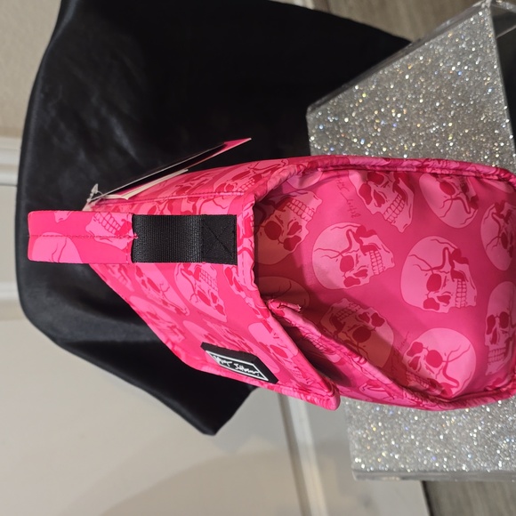 Betsey Johnson Skulls Flap Top Insulated Lunch Tote Bag - Picture 6 of 9